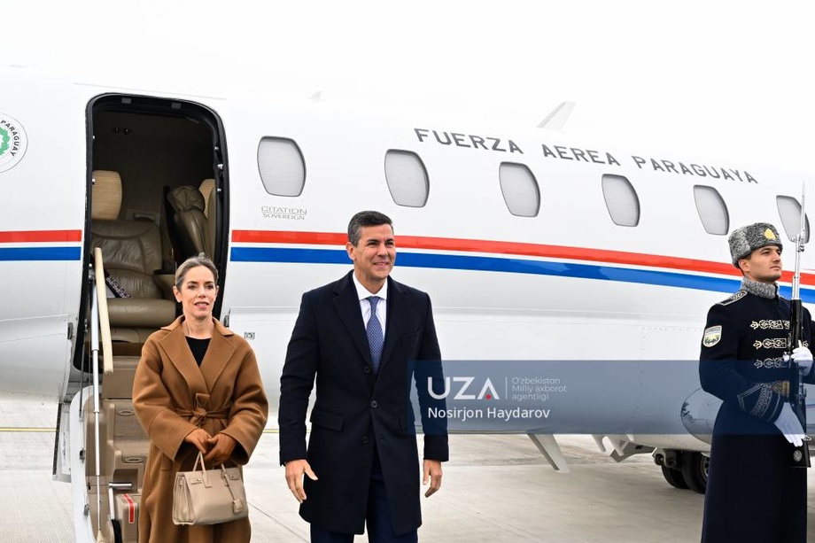 Президент Парагвая вместе с супругой прибыл в Ташкент