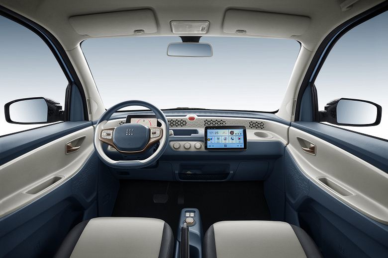 Очень доступный электромобиль получил странную компоновку салона: экран сильно смещён к пассажиру (фото)