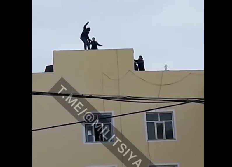 В Хорезмской области мужчина пытался сброситься с крыши медучреждения. Его спасли