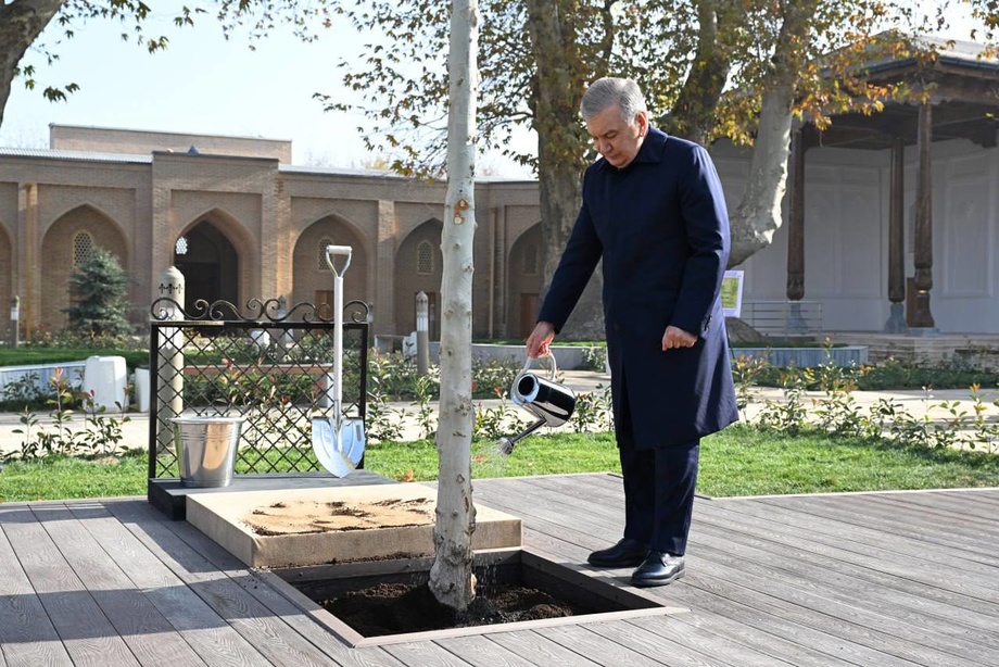 Президент ознакомился с ходом работ по реконструкции комплекса Махдума Азама