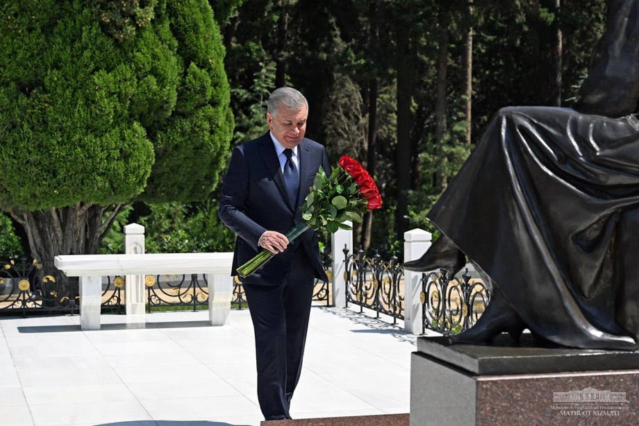 Президент Ҳайдар Алиев қабрига гул қўйди (фото)