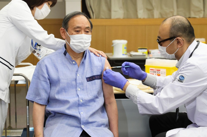 Япония бош вазири Байден билан бир хил вакцина қабул қилди