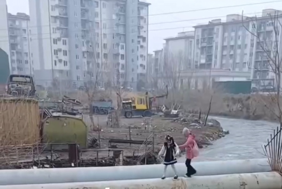 В Ташкенте школьники вынуждены переходить канал Салар по трубе. В хокимияте прокомментировали ситуацию
