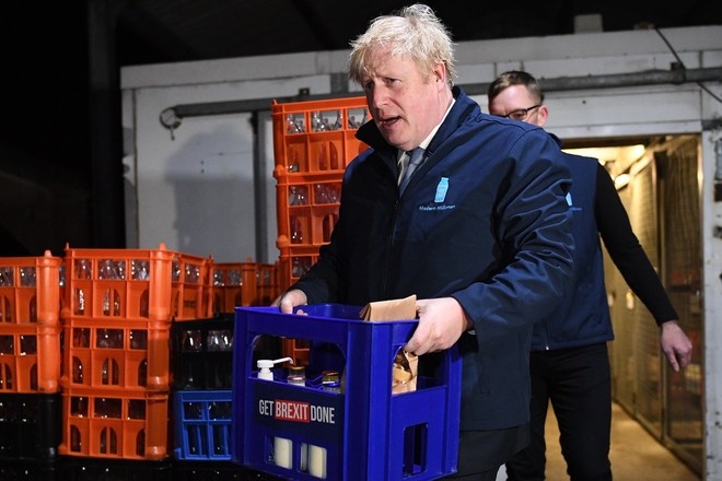 Борис Джонсон поработал молочником за день до парламентских выборов