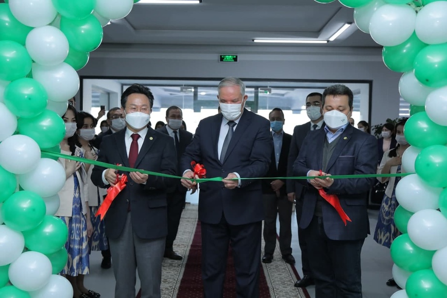 Men kirish joyida sinfdoshimni aldadim. Dushdagi jinsiy aloqa