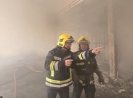 На фото слева министр ЧС Азизбек Икрамов на месте происшествия