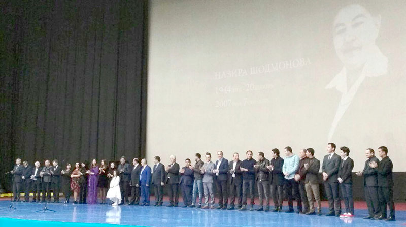 Yosh ayol baland ovozda bogildi Yosh ayol baland ovozda bogildi