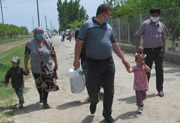 Sirdaryodan evakuatsiya qilinganlarning ilk guruhi uylariga qaytdi (foto)