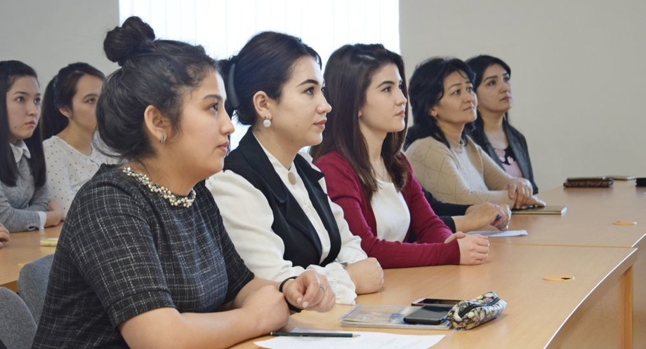 Fisting poyabzali fotosurati