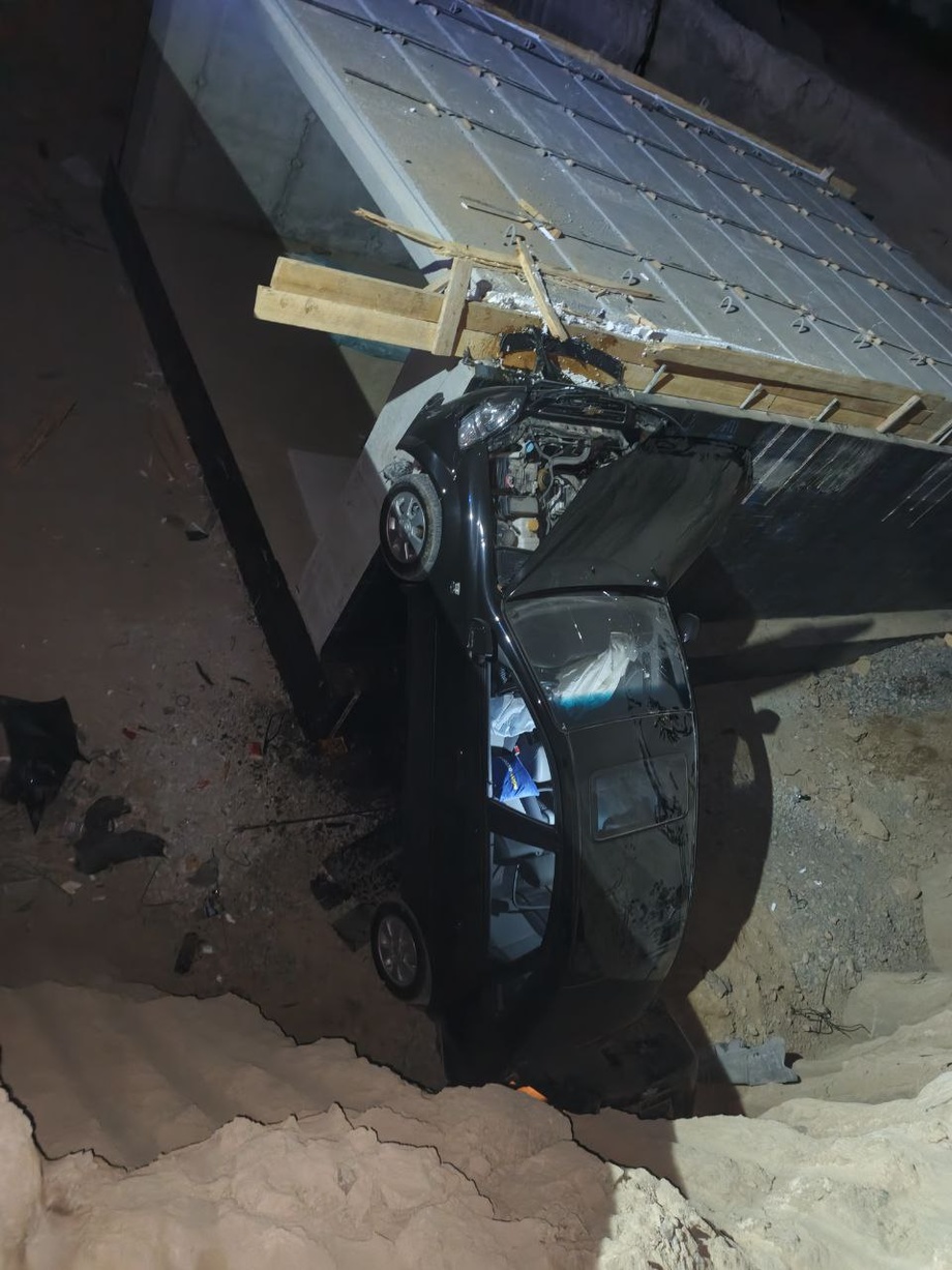 В Янгиюле автомобиль Lacetti упал в строительный котлован подземного пешеходного перехода