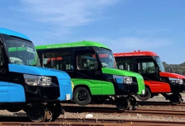 В Японии запустили первый в мире автобус-поезд (видео)