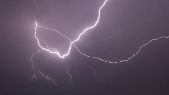 Молния ударила в iPhone, на который снимали непогоду (видео)