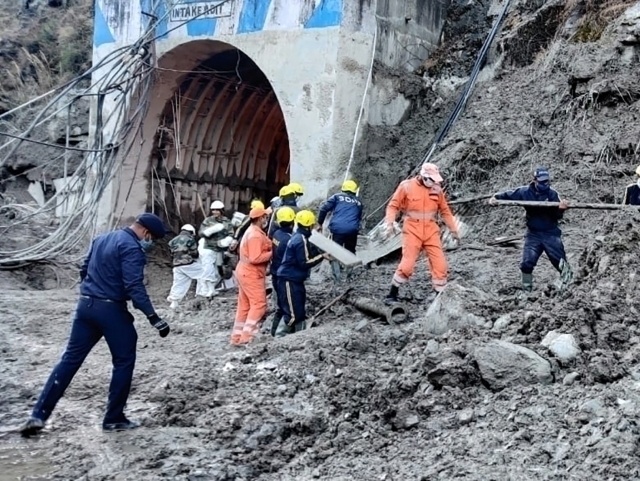 Ҳиндистонда 40 киши ер остида қолди