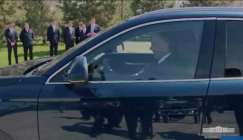 Шавкат Мирзиёев Эрдўғон совға қилган электромобилни ҳайдаб кўрди