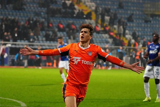 Шомуродов Туркия чемпионатининг энг яхши футболчисига айланди