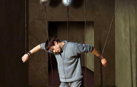 harbiy kiyimdagi yalangoch domboq qiz