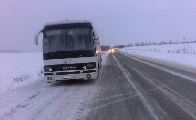 Автобус с 20 узбекистанцами вышел из строя на казахстанской трассе