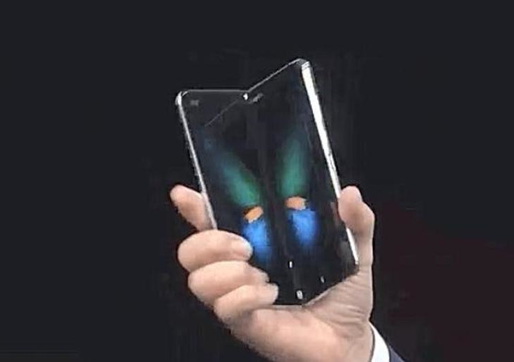 Samsung представила складной смартфон