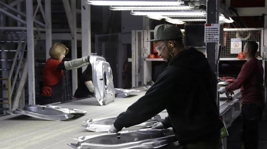 Робот напал на сотрудника компании Tesla. Весь завод был в крови