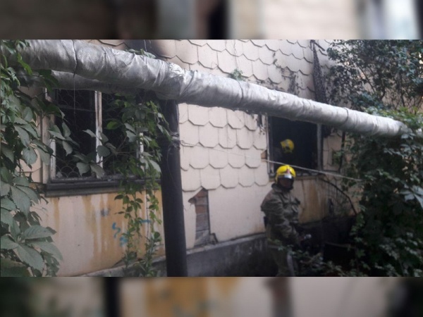 Пожар в Сергелийском районе: на Спутнике-8 из-за неосторожности жильцов вспыхнула деревянная двухэтажка