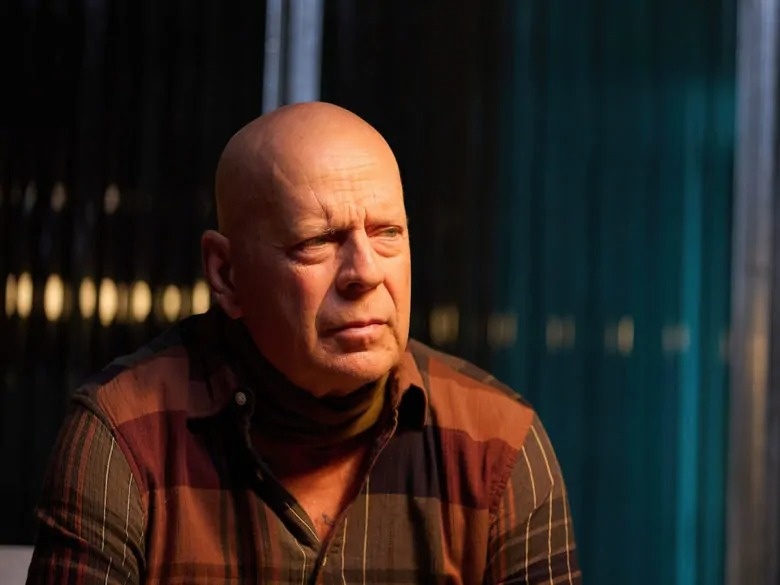 Голливудский актер Брюс Уиллис завершает карьеру из-за неизлечимой болезни