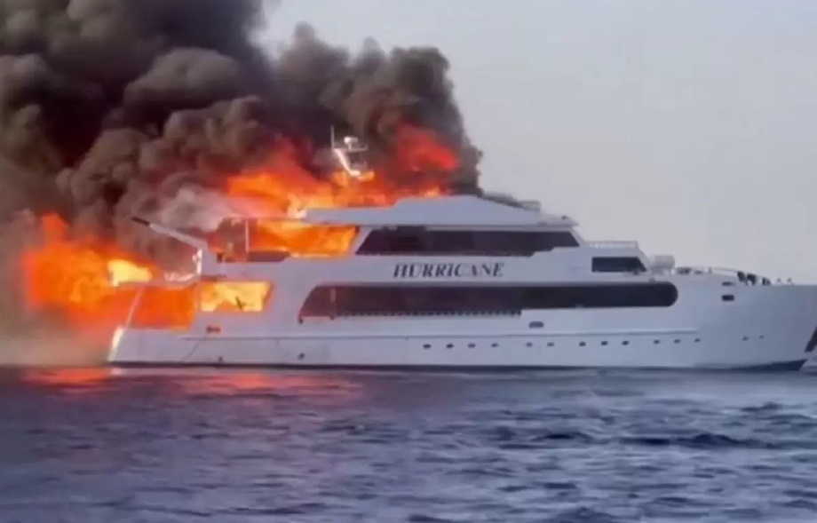 Яхта с туристами загорелась в Египте (видео)