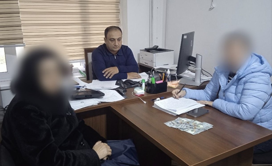 Бухорода она ўз ўғлини қамоқдан сақлаш учун қарзини тўлаб берди