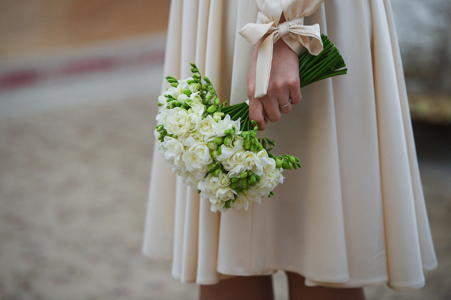 Ular qollarini mushukchaga suradilar Tera oyiniga asoslangan erotik kosplay