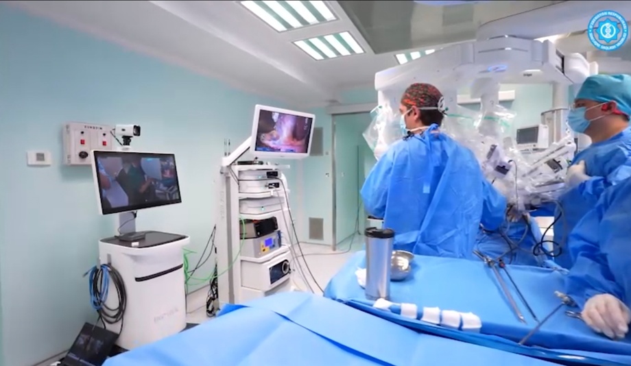 Xitoydagi shifokor O‘zbekistondagi bemorni robot yordamida operatsiya qildi