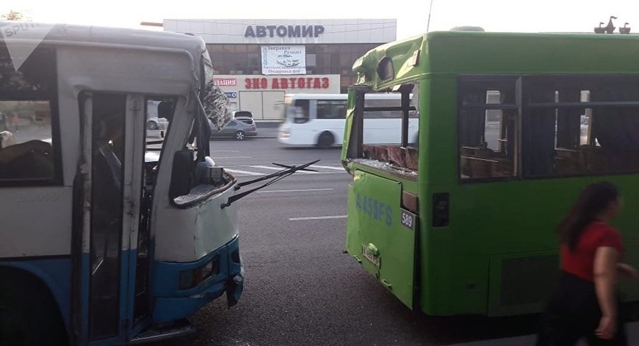 В Алматы столкнулись автобусы: восемь пострадавших (фото)