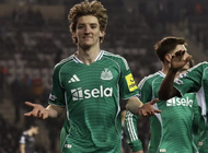 «Нюкасл» футболчиси Энтони Гордон голини нишонламоқда.