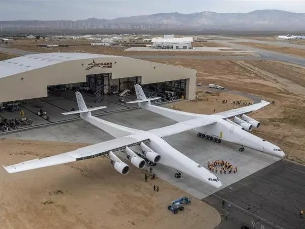 Самый большой в мире самолет поднялся на рекордную для себя высоту
