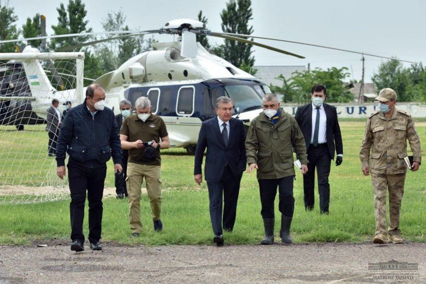 Президент прибыл на место прорыва дамбы в Сырдарьинской области (фото)