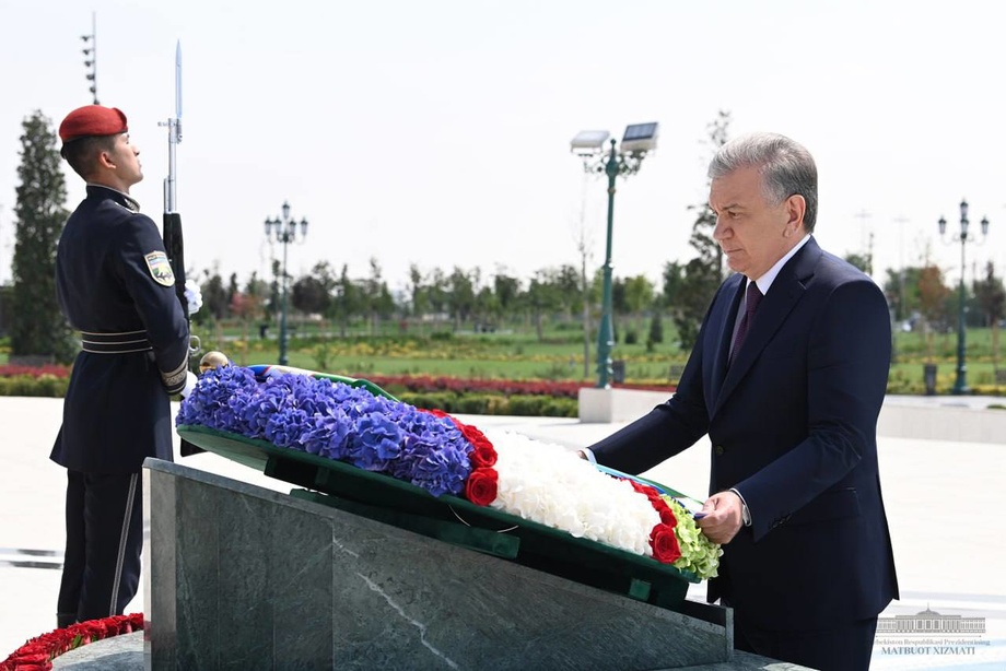 Prezident Mustaqillik monumenti poyiga gulchambar qo‘ydi