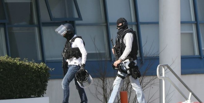 Вооружённый неизвестный проник в учебный центр МВД во Франции