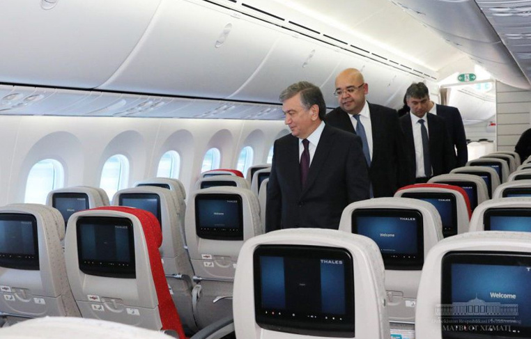 Shavkat Mirziyoyev yangi samolyot bilan tanishdi (foto)