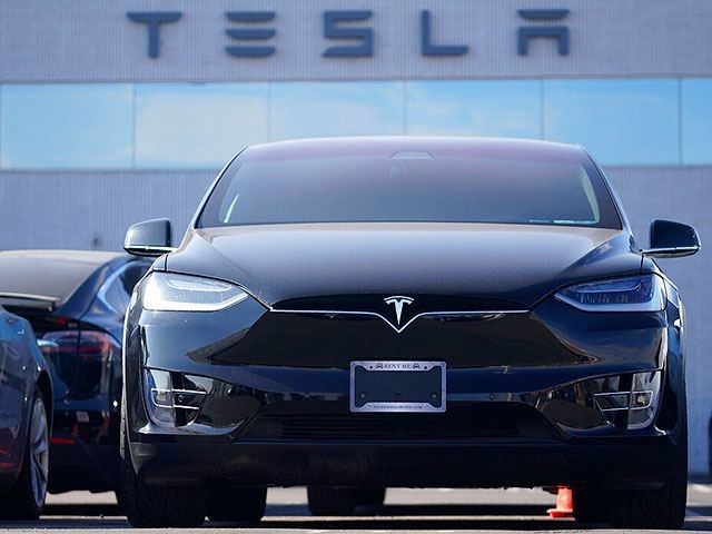 Tesla на автопилоте врезалась в реактивный самолет стоимостью $3 млн