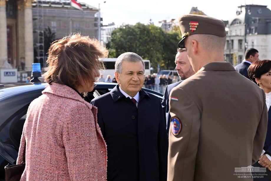 Prezident Qahramonlar maydoniga bordi (foto)