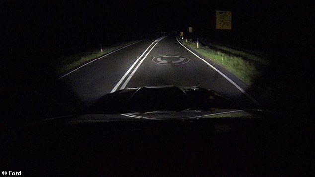Смарт-фары Ford превращают дорогу в информативный экран (фото)