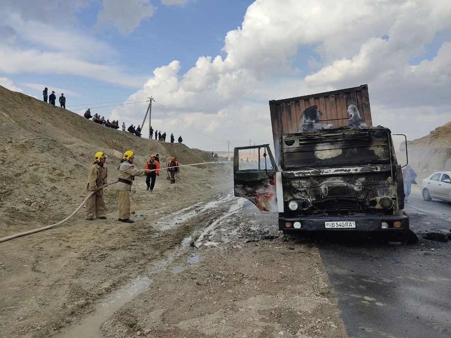 В Кашкадарье загорелся КамАЗ (фото)