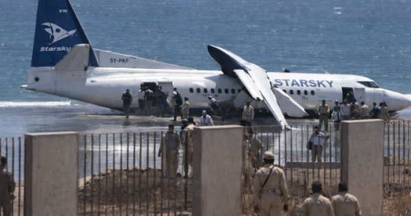 Somalida samolyot yo‘lovchilari bir o‘limdan qoldi (video)