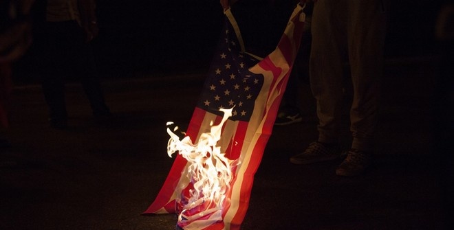 Коммунисты сожгли американский флаг в Вашингтоне
